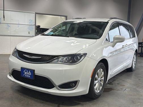 Bright White Clearcoat 2017 Chrysler Pacifica Touring-L