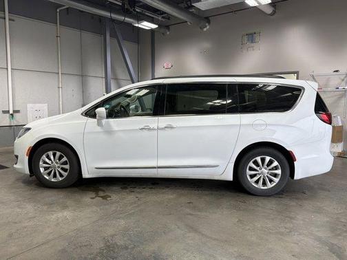 Bright White Clearcoat 2017 Chrysler Pacifica Touring-L