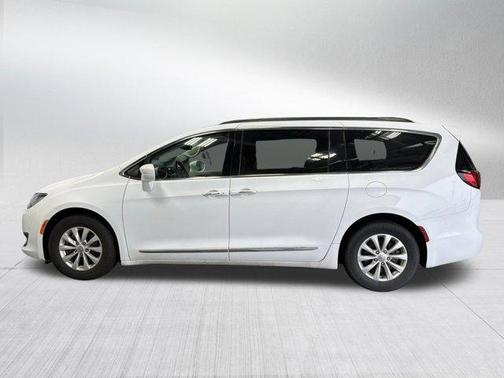 Bright White Clearcoat 2017 Chrysler Pacifica Touring-L
