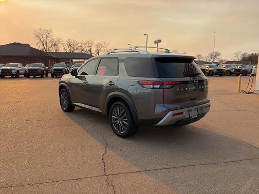 2023 Nissan Pathfinder SL