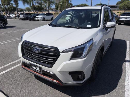 Crystal White Pearl 2023 Subaru Forester 2.5i Sport
