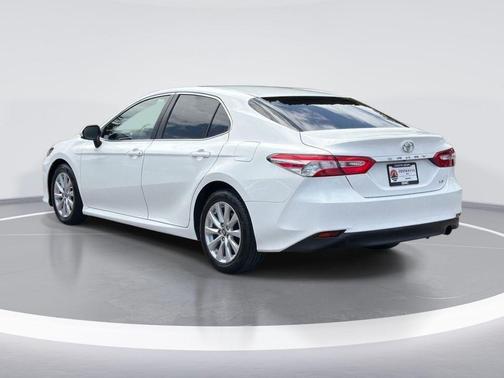 Super White 2018 Toyota Camry LE