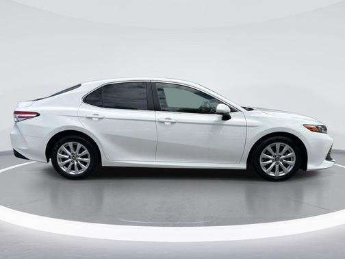 Super White 2018 Toyota Camry LE