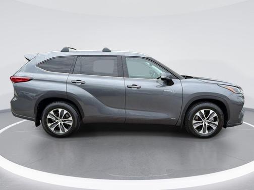 Magnetic Gray Metallic 2021 Toyota Highlander Hybrid XLE