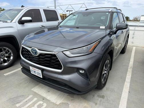 Magnetic Gray Metallic 2021 Toyota Highlander Hybrid XLE