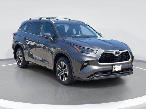Magnetic Gray Metallic 2023 Toyota Highlander XLE
