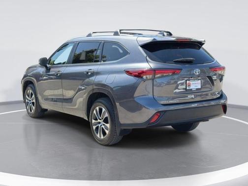 Magnetic Gray Metallic 2023 Toyota Highlander XLE