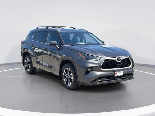 Magnetic Gray Metallic 2023 Toyota Highlander XLE