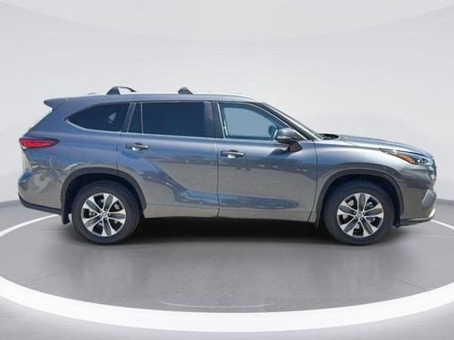 Magnetic Gray Metallic 2023 Toyota Highlander XLE