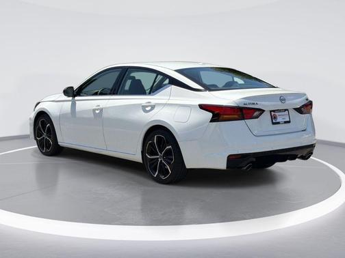 Glacier White 2024 Nissan Altima 2.5 SR