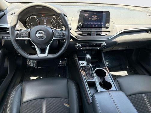 Glacier White 2024 Nissan Altima 2.5 SR