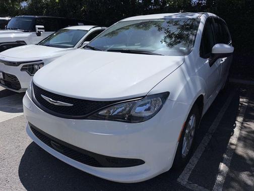 Bright White Clearcoat 2023 Chrysler Voyager LX