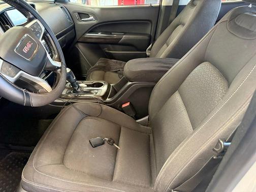 Summit White 2017 GMC Canyon SLE