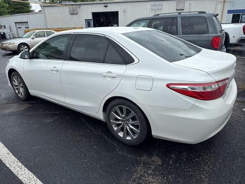 Super White 2017 Toyota Camry XLE
