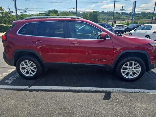 Deep Cherry Red Crystal Pearlcoat 2017 Jeep Cherokee Latitude