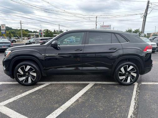 Deep Black Pearl Effect 2024 Volkswagen Atlas Cross Sport 2.0T SE w/Technology