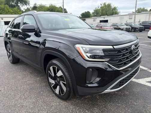 Deep Black Pearl Effect 2024 Volkswagen Atlas Cross Sport 2.0T SE w/Technology