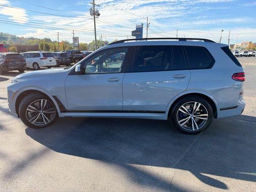 Gray Metallic 2025 BMW X7 xDrive40i