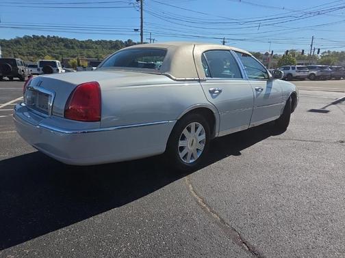 2004 Lincoln Town Car Ultimate