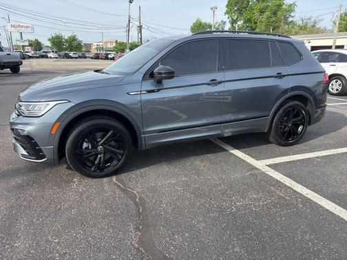 Platinum Gray Metallic 2024 Volkswagen Tiguan 2.0T SE R-Line Black