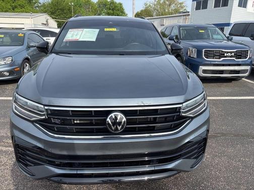 Platinum Gray Metallic 2024 Volkswagen Tiguan 2.0T SE R-Line Black