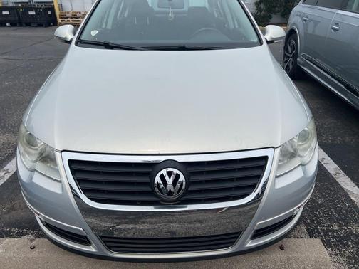 White Gold Metallic 2009 Volkswagen Passat Komfort