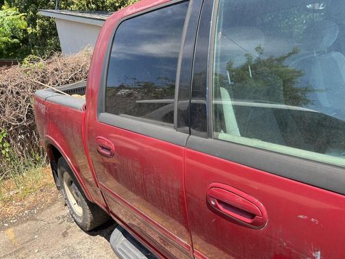 Red 2001 Ford F-150 SuperCrew