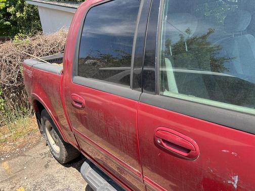 Red 2001 Ford F-150 SuperCrew