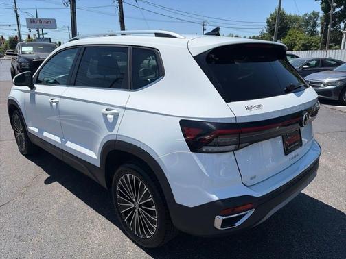 Pure White 2025 Volkswagen Taos 1.5T SE