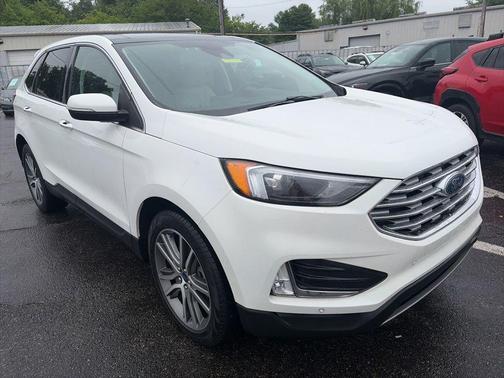 White Metallic 2022 Ford Edge Titanium