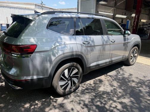 Deep Black Pearl Effect 2026 Volkswagen Atlas 2.0T SE W/TECHNOLOGY