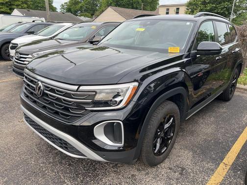 Deep Black Pearl Effect 2024 Volkswagen Atlas 2.0T Peak Edition SEL