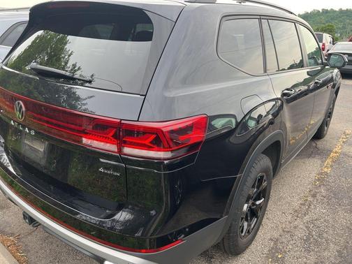 Deep Black Pearl Effect 2024 Volkswagen Atlas 2.0T Peak Edition SEL