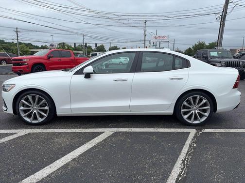 Crystal White Metallic 2021 Volvo S60 T6 Momentum