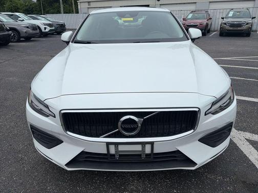 Crystal White Metallic 2021 Volvo S60 T6 Momentum