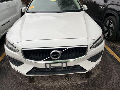 Crystal White Metallic 2021 Volvo S60 T6 Momentum
