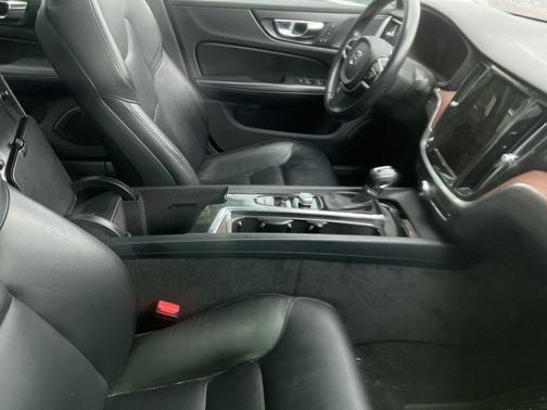 Crystal White Metallic 2021 Volvo S60 T6 Momentum
