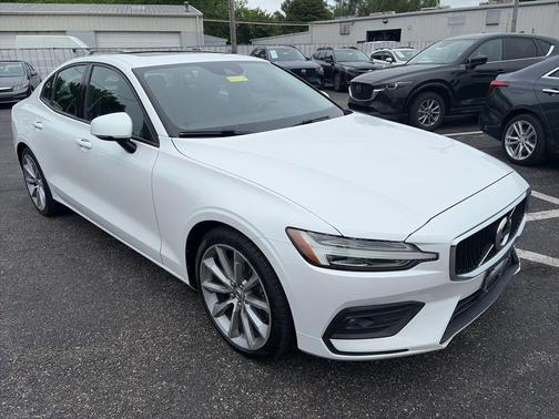 Crystal White Metallic 2021 Volvo S60 T6 Momentum