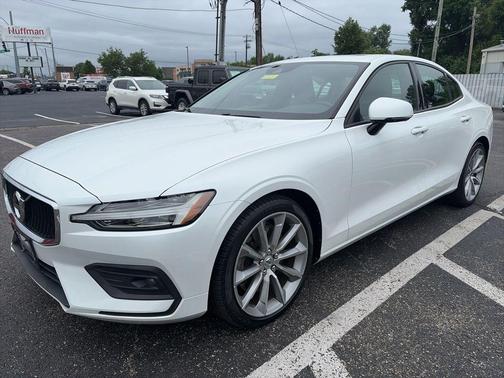 Crystal White Metallic 2021 Volvo S60 T6 Momentum