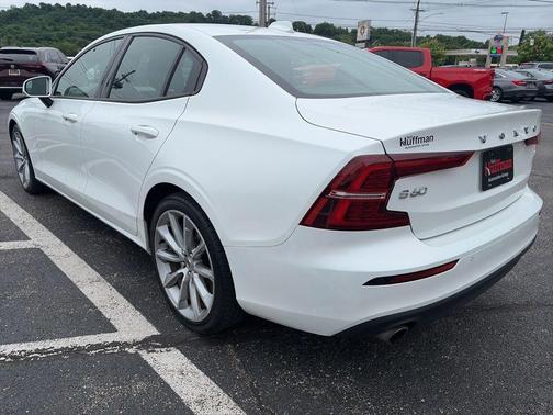 Crystal White Metallic 2021 Volvo S60 T6 Momentum