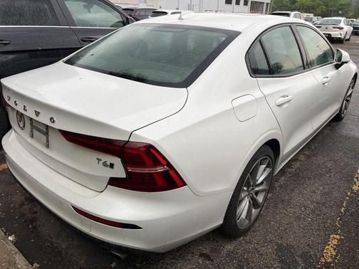 Crystal White Metallic 2021 Volvo S60 T6 Momentum