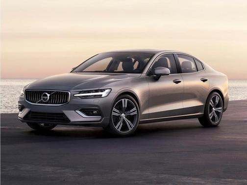 Crystal White Metallic 2021 Volvo S60 T6 Momentum