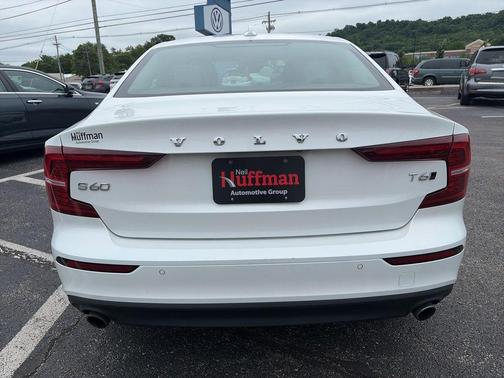 Crystal White Metallic 2021 Volvo S60 T6 Momentum