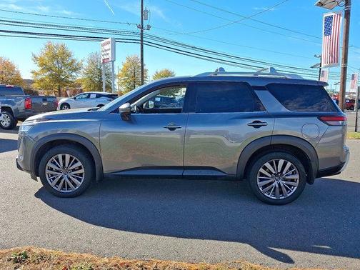 2023 Nissan Pathfinder SL