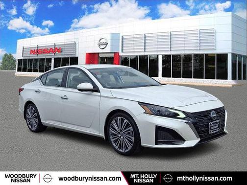 Pearl White Tricoat 2023 Nissan Altima 2.5 SL