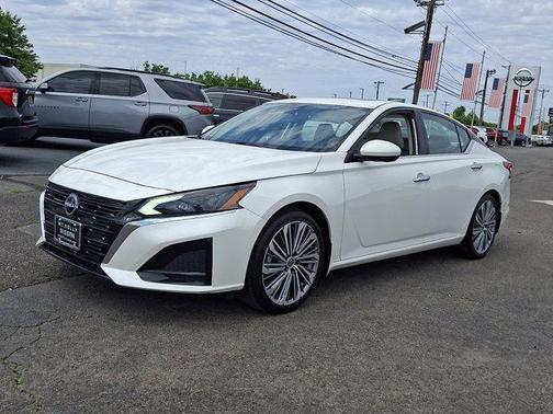 Pearl White Tricoat 2023 Nissan Altima 2.5 SL
