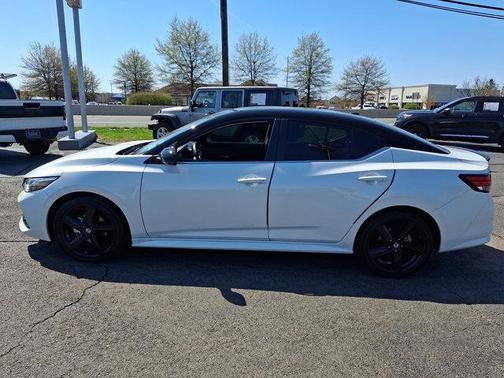 Aspen White Tricoat/Super Black 2023 Nissan Sentra SR