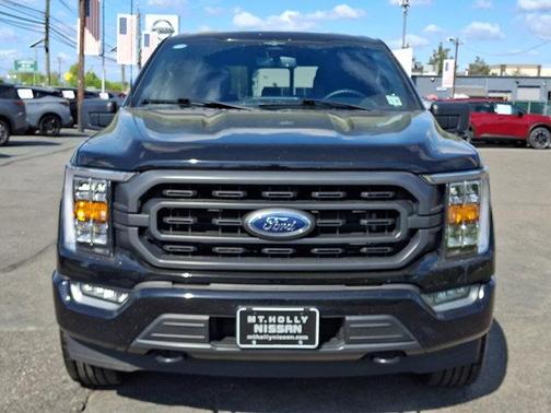 Agate Black Metallic   Um 2023 Ford F-150 XLT