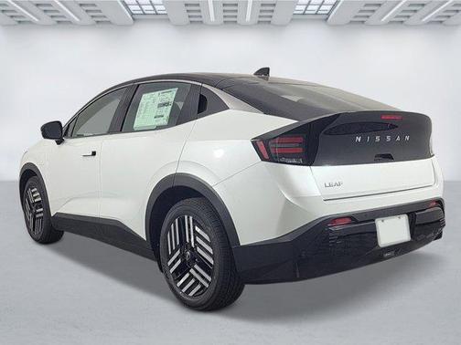 Everest White Pearl Tricoat/Black 2026 Nissan Leaf SV+