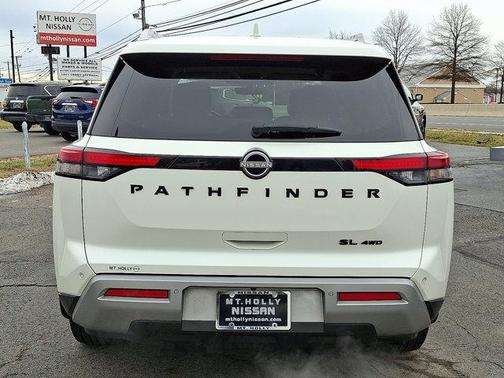 2023 Nissan Pathfinder SL